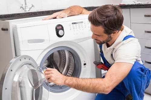Illustratief beeld van onderhoud aan een wasmachine